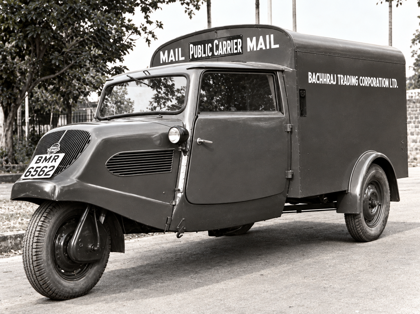 Früher Bajaj Tempo Hanseat mit Zweitakt-Benzinmotor