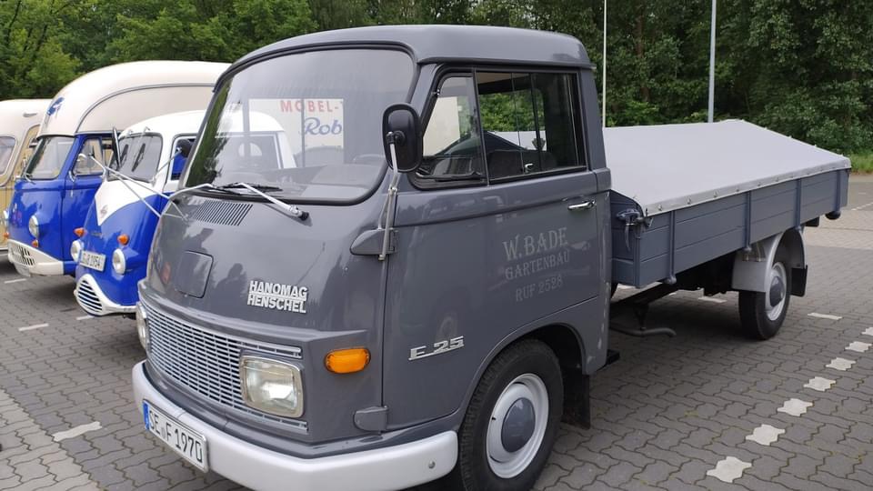 Hanomag-Henschel Service – historische Aufnahme mit zwei Fahrzeugen