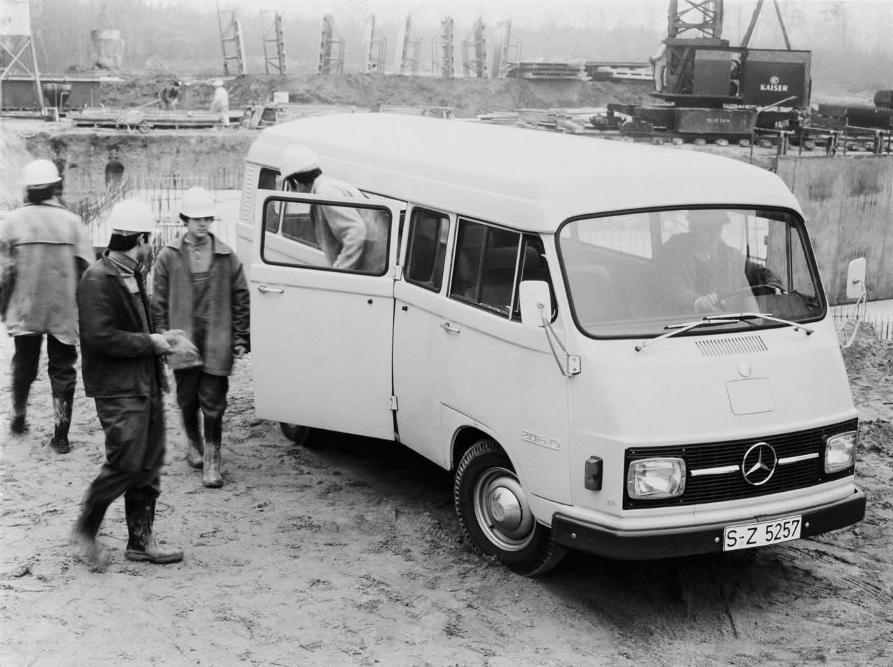 Mercedes-Benz L206D und weitere Fahrzeuge auf einem historischen Werksfoto