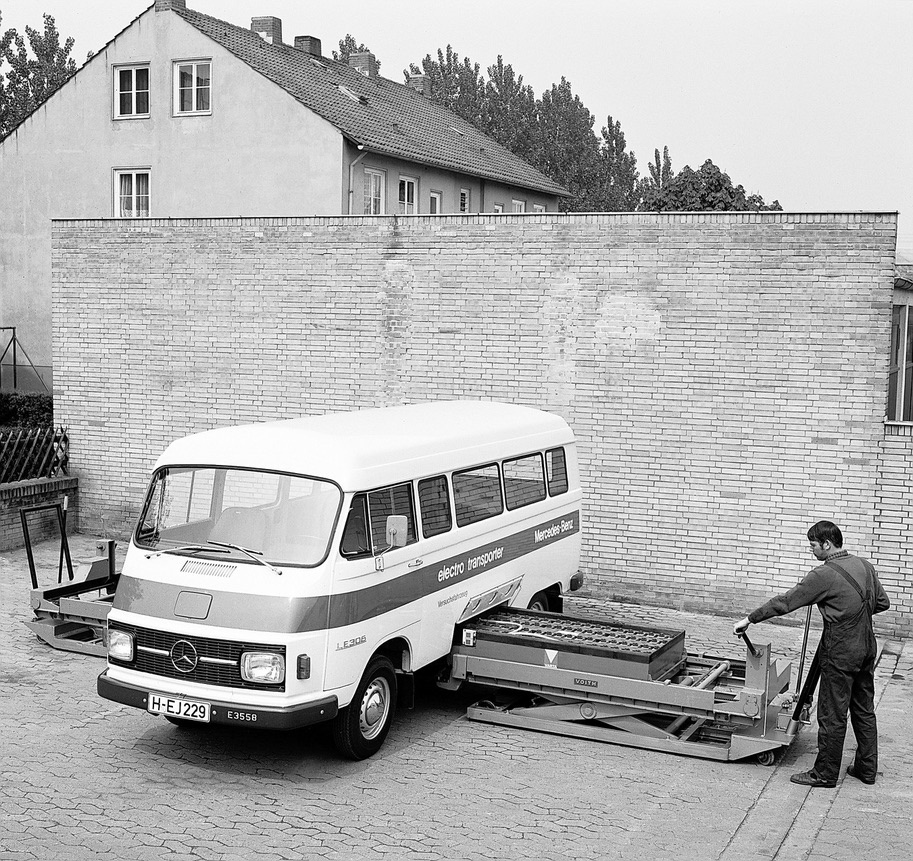 Mercedes-Benz LE 306 beim Batteriewechsel