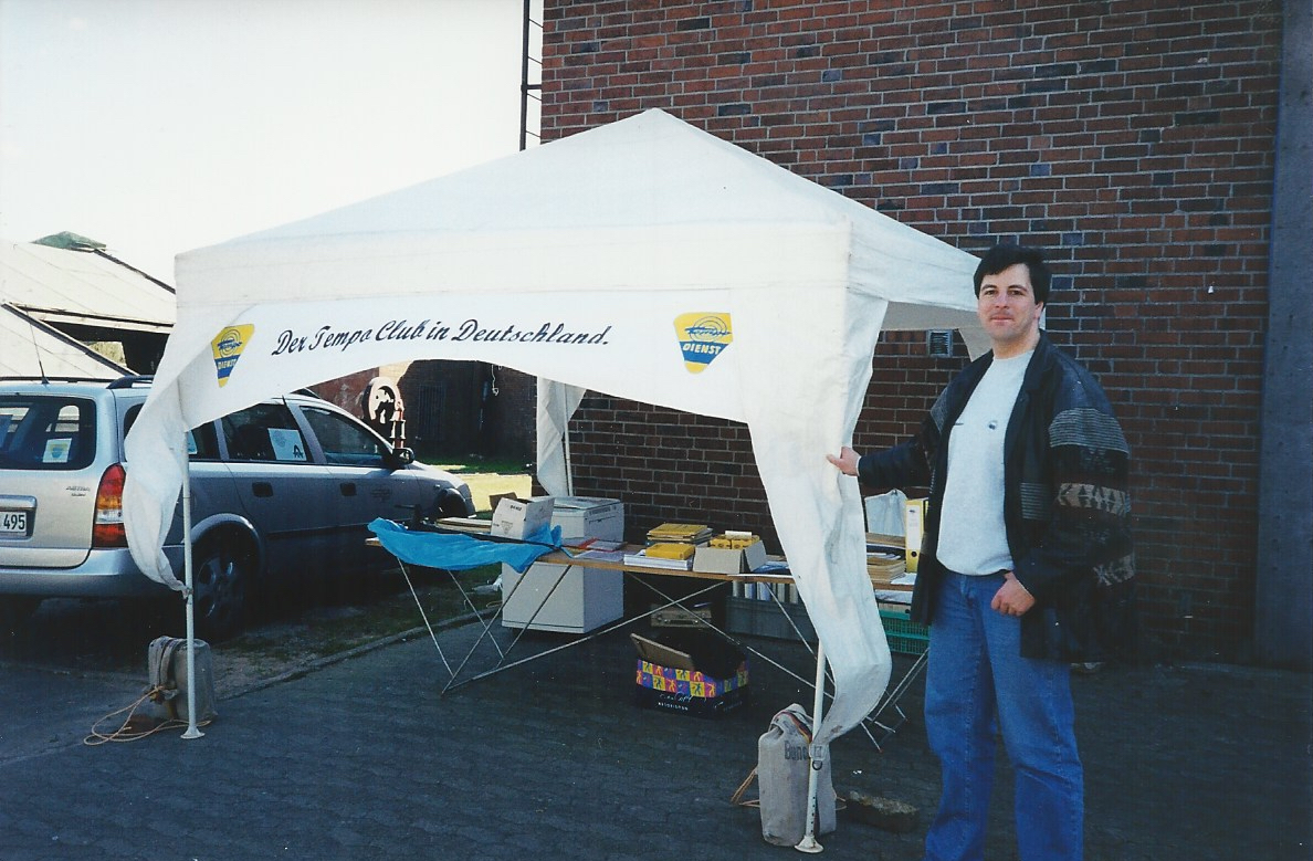 Clubgründer Stephan Bussang am Pavillon des Tempo Club Deutschland bei der Tempo-Sonderausstellung in Stade 2000