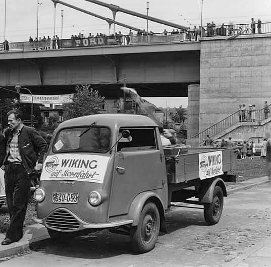 Historisches Schwarz-Weiß-Foto eines Tempo Wiking Pritschenwagens