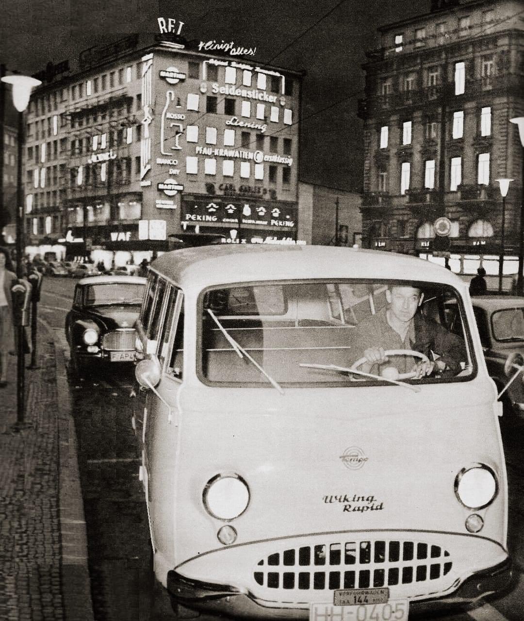 Historisches Schwarz-Weiß-Werksfoto eines Tempo Wiking Rapid im Stadtverkehr